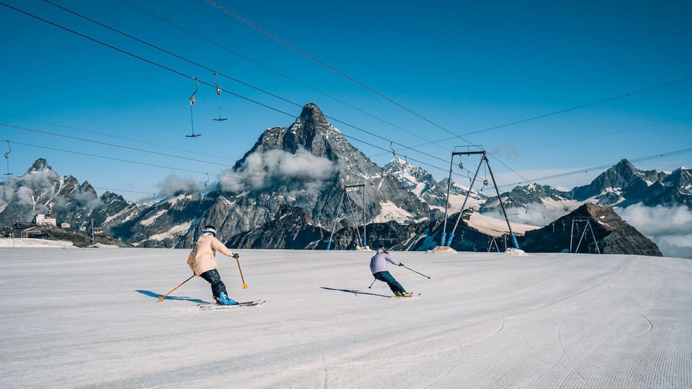 Skiën in de zomer op de pistes bij de Matterhorn.